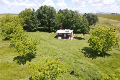 En la Circunscripción III del Partido de Balcarce, Provincia de Buenos Aires.
Distancias:
- A 32 km. de Balcarce
- A 18 km. de la ruta 55 ( Coronel Vidal / Balcarce )
- A 50 km. De la Au. 2
- A 400 km. De CABA
